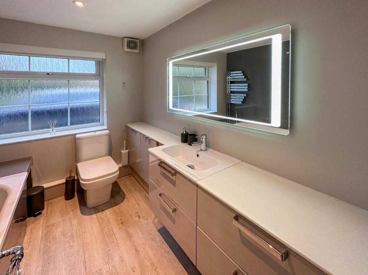 Blunsdon Lodge - Spacious Bungalow, High Speed Wi-Fi, Free Private Parking, Garden Swindon Exterior foto