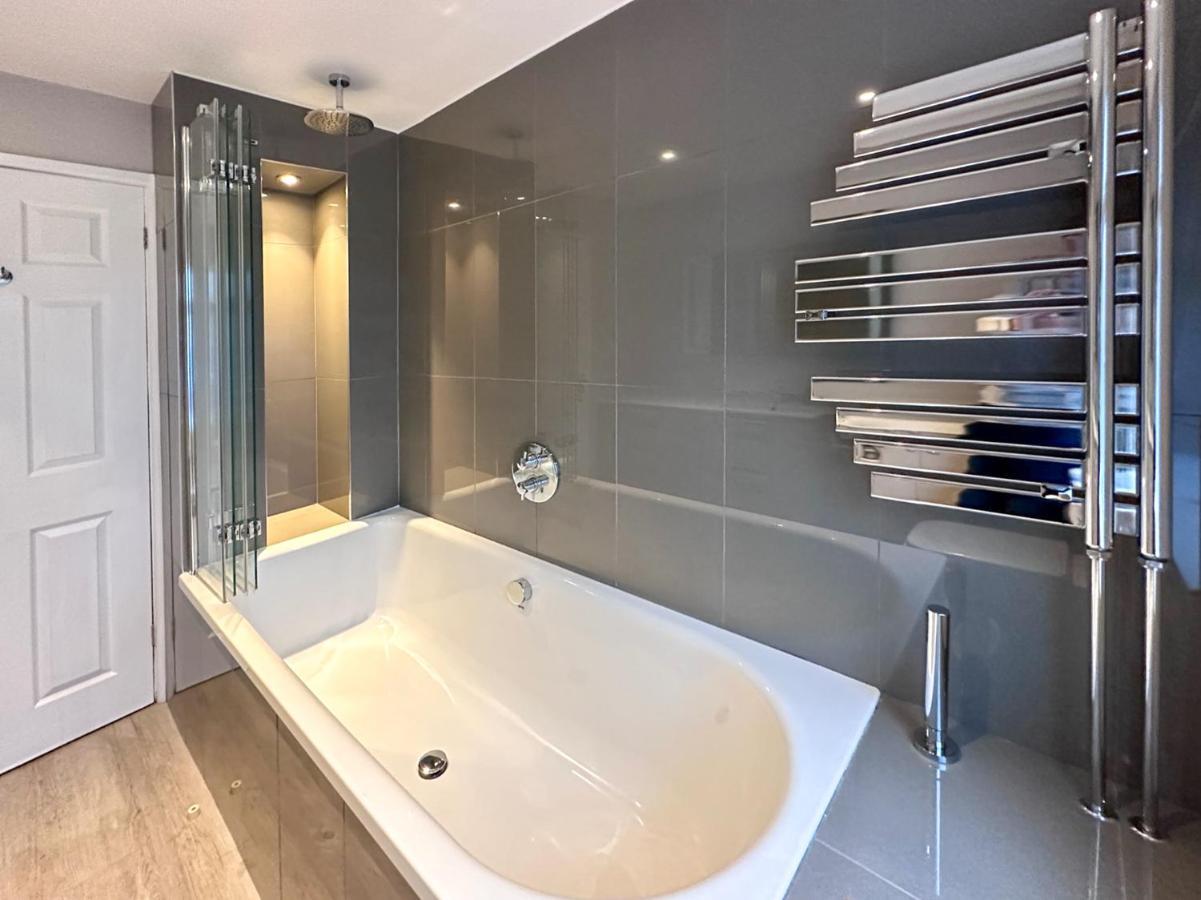 Blunsdon Lodge - Spacious Bungalow, High Speed Wi-Fi, Free Private Parking, Garden Swindon Exterior foto