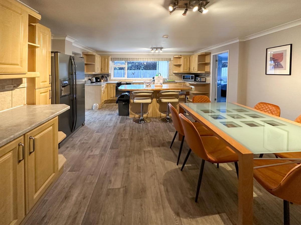 Blunsdon Lodge - Spacious Bungalow, High Speed Wi-Fi, Free Private Parking, Garden Swindon Exterior foto