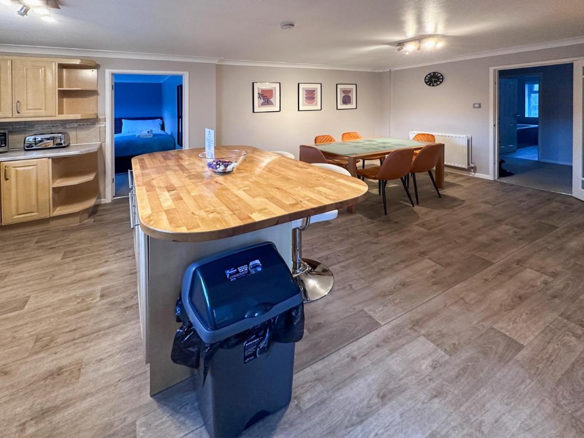 Blunsdon Lodge - Spacious Bungalow, High Speed Wi-Fi, Free Private Parking, Garden Swindon Exterior foto