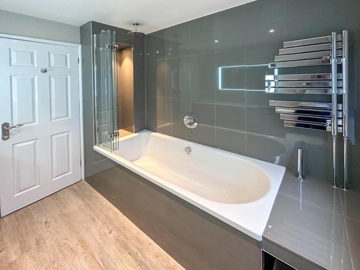 Blunsdon Lodge - Spacious Bungalow, High Speed Wi-Fi, Free Private Parking, Garden Swindon Exterior foto
